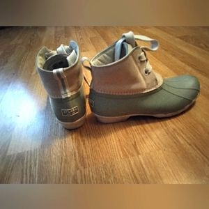 Really cute winter boots in size 7.5 with in a really soft green. (Sperry brand)
